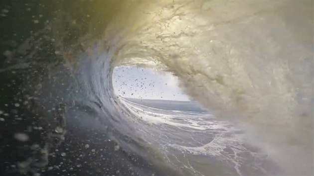 Surfa Koa Smith chytil u Namibie perfektn vlnu. Svezl se na n neuvitelnch sekund vtein.