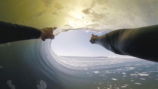 Surfa Koa Smith chytil u Namibie perfektn vlnu. Svezl se na n neuvitelnch 120 sekund.