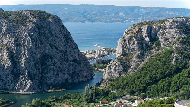 Tady ml bt most. Obchvat Omie ml vst skrze skaln masiv nad mstem a v polovin pekonat eku Cetina. Zatm je ale hotov jen tunel skrze sklu nalevo.