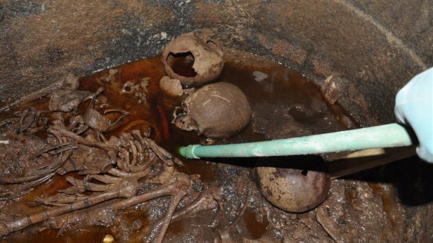 ern ulov sarkofg badatelm po oteven odhalil pohled na ostatky ponoen ve vod. (19. ervence 2018)