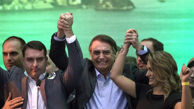 Brazilsk sentor Jair Bolsonaro oznmil v Rio de Janeiru svou prezidentskou kandidaturu. Vlevo od nj stoj jeho syn Flavio, po prav stran manelka Michelle (22. ervence 2018)