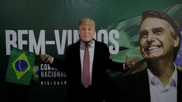 Jeden z Bolsonarovch pznivc si nasadil masku americkho prezidenta Donalda Trumpa (22. ervence 2018)