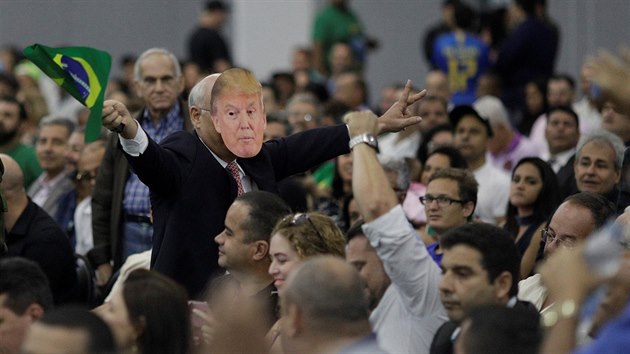 Jeden z Bolsonarovch pznivc si nasadil masku americkho prezidenta Donalda Trumpa (22. ervence 2018)
