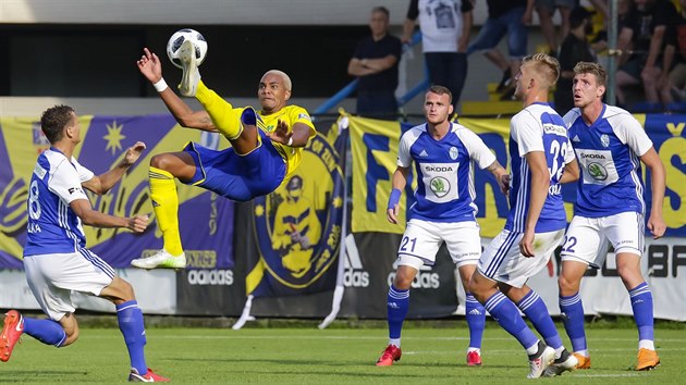 Jean-David Beauguel ze Zlna (ve lutm) zakonuje nkami v utkn s Mladou Boleslav.