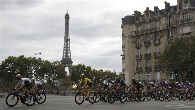 Cyklist v zvru projdli kolem Eiffelovy ve v Pai u s jistm vtzem Tour de France Geraintem Thomasem (ve lutm).