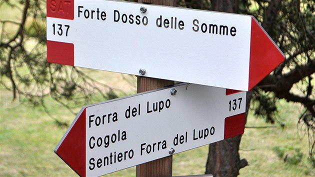Turistick orientace na trase ze Serrady k pevnosti Forte Dosso delle Somme