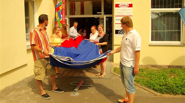 Rozměry vlajky vyrobené ke stému výročí republiky jsou 18 krát 12 metrů, její plocha tak činí 216 metrů čtverečních. Obvod vlajky měří 60,34 metry. Na výrobu padlo 148 metrů látky.