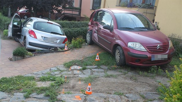 Mladk v ejkovicch nezvldl projet zatkou, narazil do zaparkovanho auta a uvzl s vozem na njezdu k domu. Test u nj odhalil marihuanu, kterou pr poil den pedtm.