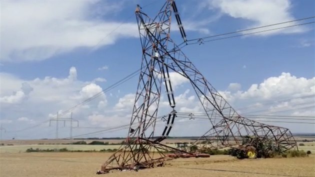 U obce Hoesedly narazil traktor do sloupu vysokho napt. Ten se zbortil a strhl nkolik dalch sloup. (28. ervence 2018)