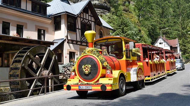 V Hřensku začal jezdit turistický vláček - Hřenský expres.