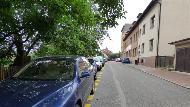 Ulice kolem nemocnice v Nchod se zmnily v parkovit pro zamstnance i pacienty (17.7.2018).