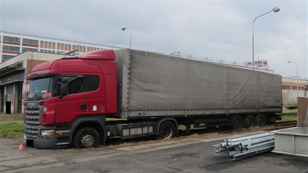 Kamion skonil v Otrokovicch na kolejch eleznin vleky.