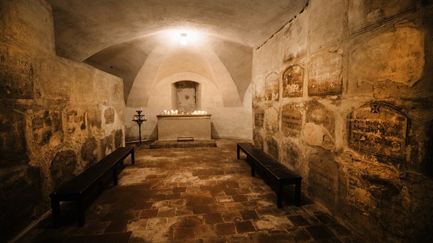 Pvodn pohebit bylo vybudovno zejm souasn s vstavbou chrov kaple za hlavnm oltem v roce 1630 a mlo slouit jako msto poslednho odpoinku dovch mnich. (18.7.2018) 