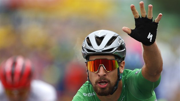 VTZ. Slovensk cyklista Peter Sagan slav vtzstv ve 13. etap Tour de France.