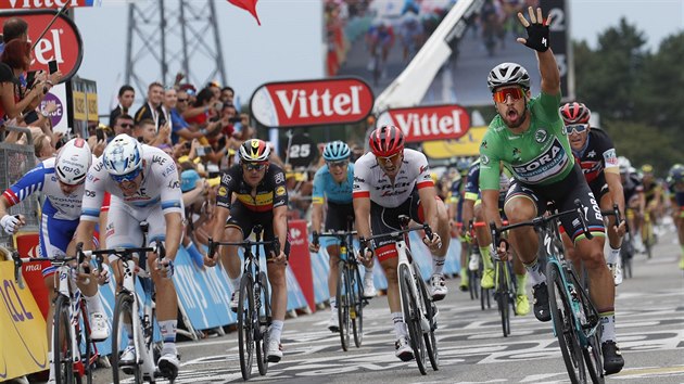 NA ZNAMEN VTZSTV. Slovensk cyklista Peter Sagan (v zelenm) zved ruku na znamen, e prv on triumfoval ve 13. etap Tour de France.