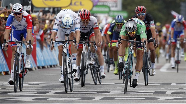 O KOLO. slovensk cyklista Peter Sagan (v zelenm) porazil ve finii 13. etapy Tour de France Nora Alexandra Kristoffa (v blm) o pedn kolo.