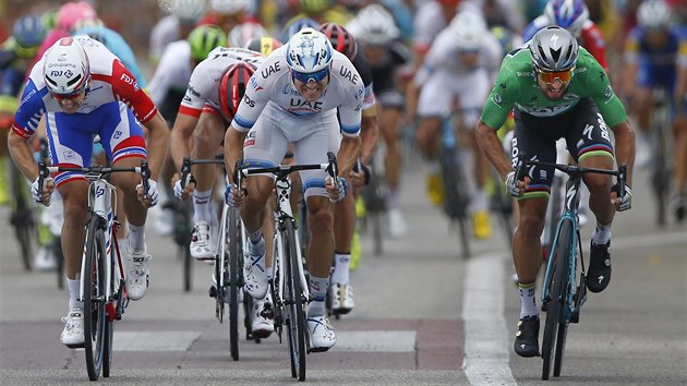 KDO S KOHO. Slovensk cyklista Peter Sagan (v zelenm) spurtuje o vtzstv ve 13. etap s Arnaudem Dmarem a Alexandrem Kristoffem (postupn zleva).