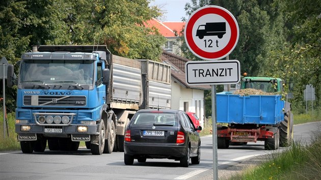 Silnici z Rokycan do Cerhovic lemuj nov zkazov znaky pro tranzitn dopravu. (24. 7. 2018)