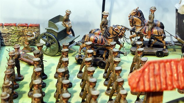 V holýšovském domě historie je expozice čítající kolem šesti set exponátů. Jedná se o miniatury hraček z vojenského prostředí.