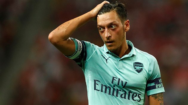 Mesut zil navlkl v ppravnm duelu mezi Arsenalem a PSG kapitnskou psku.