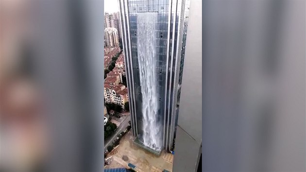 Velkolep vodn prvek v podob ob fontny nechala na sv budov Liebian Building vysok 121 metr instalovat spolenost Ludiya Property Management.