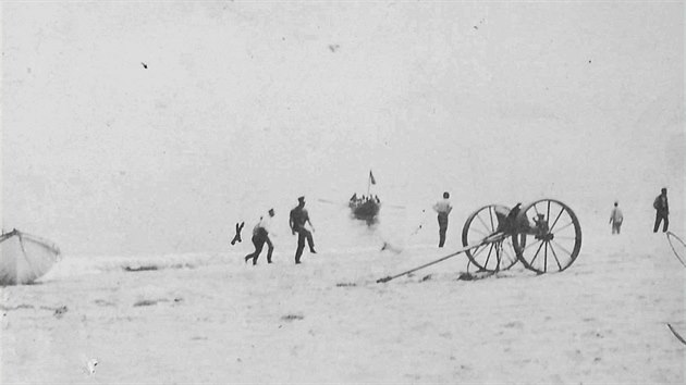 Zchrana lid z lod po toku nmeck ponorky u americkho pobe bhem prvn svtov vlky v ervenci 1918.