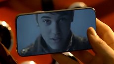 Bezrámekový smartphone ve videoklipu Boyfriend od Justina Biebera.