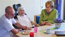 Nmecká kancléka Angela Merkelová na návtv domova pro seniory v Paderbornu...