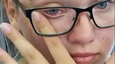 Švédská aktivistka Elin Erssonová během své akce v letadle občas jen stěží... Švédská aktivistka Elin Erssonová během své akce v letadle občas jen stěží...