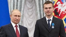 Ruský prezident Vladimir Putin a fotbalista Igor Akinfejev (28. července 2018) Ruský prezident Vladimir Putin a fotbalista Igor Akinfejev (28. července 2018)