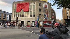 Červené trenky visí na Red Gallery v Londýně. Červené trenky visí na Red Gallery v Londýně.