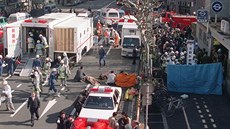Po útoku nervovým plynem v tokijském metru zemřelo 20. března 1995 třináct lidí. Po útoku nervovým plynem v tokijském metru zemřelo 20. března 1995 třináct lidí.