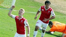 Michal Petráň z Pardubic (vlevo) se raduje z branky do sítě Vítkovic. Michal Petráň z Pardubic (vlevo) se raduje z branky do sítě Vítkovic.