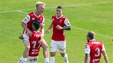 Pardubičtí fotbalisté slaví gól v utkání s Vítkovicemi. Pardubičtí fotbalisté slaví gól v utkání s Vítkovicemi.