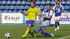 Petr Jiráček ze Zlína (vlevo) vede míč před Jaroslavem Divišem z Mladé... Petr Jiráček ze Zlína (vlevo) vede míč před Jaroslavem Divišem z Mladé...