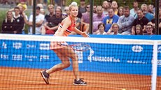 Bekhendový čop české tenistky Karolíny Muchové končí v síti. Bekhendový čop české tenistky Karolíny Muchové končí v síti.