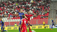 Momentka z druholigového utkání mezi fotbalisty Brna (v červeném) a Jihlavy Momentka z druholigového utkání mezi fotbalisty Brna (v červeném) a Jihlavy