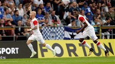 Miroslav Stoch ze Slavie (vlevo) utíká slavit svůj gól do sítě Olomouce se... Miroslav Stoch ze Slavie (vlevo) utíká slavit svůj gól do sítě Olomouce se...