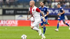 Miroslav Stoch ze Slavie vede mí v zápase proti Olomouci.