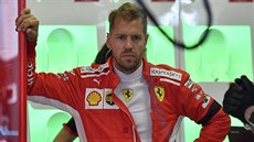 Závodník stáje Ferrari Sebastian Vettel pemýlí bhem kvalifikace na Velkou...