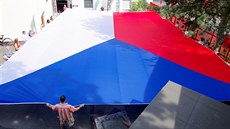 Rozměry vlajky vyrobené ke stému výročí republiky jsou 18 krát 12 metrů, její... Rozměry vlajky vyrobené ke stému výročí republiky jsou 18 krát 12 metrů, její...