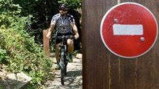 Cyklistická trať začíná jen pět set metrů od posledních paneláků sídliště... Cyklistická trať začíná jen pět set metrů od posledních paneláků sídliště...