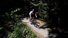 Cyklistická trať začíná jen pět set metrů od posledních paneláků sídliště... Cyklistická trať začíná jen pět set metrů od posledních paneláků sídliště...