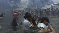 Elia Kallia natočila, jak lidé v Řecku hledali záchranu ve vodě před velkým... Elia Kallia natočila, jak lidé v Řecku hledali záchranu ve vodě před velkým...