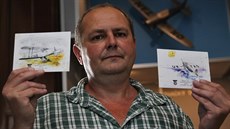 Bronislav Novosad ukazuje pohlednice vydané k připomínce letecké výroby ve... Bronislav Novosad ukazuje pohlednice vydané k připomínce letecké výroby ve...