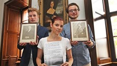 Marie Bajnarová z Muzea Novojičínska s dopisem zámecké paní Gottwaldovi.... Marie Bajnarová z Muzea Novojičínska s dopisem zámecké paní Gottwaldovi....