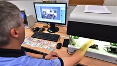 Jihočeská cizinecká policie představila speciální přístroj na ověřování... Jihočeská cizinecká policie představila speciální přístroj na ověřování...