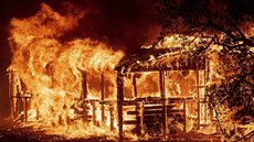Požár na severu Kalifornie už zničil zhruba pět set budov (26. července 2018). Požár na severu Kalifornie už zničil zhruba pět set budov (26. července 2018).