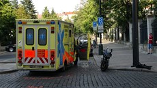 V ulici Na Slupi na pražském Albertově se střetla sanitka s motocyklem. (26.... V ulici Na Slupi na pražském Albertově se střetla sanitka s motocyklem. (26....