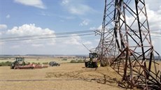 U obce Hořesedly narazil traktor do sloupu vysokého napětí. Ten se zbortil a... U obce Hořesedly narazil traktor do sloupu vysokého napětí. Ten se zbortil a...